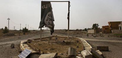 Una bandera del ISIS parcialmente rasgada, a la entrada de Qayara, localidad iraqu&iacute; recuperada recientemente por Bagdad.