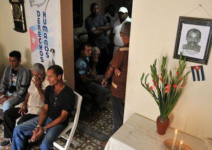 Opositores permanecen hoy en casa de Laura Pollán, líder de las Damas de Blanco, en La Habana, donde se ha abierto un libro de condolencias por la muerte del disidente Orlando Zapata Tamayo