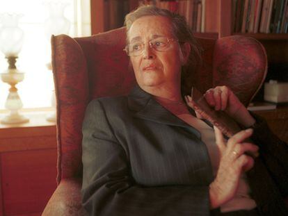 La poetísa María Victoria Atencia, en 2003, en su casa de Málaga.