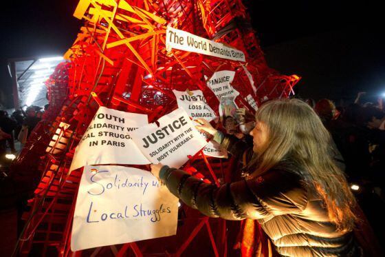 Acto de protesta de ONG en París tras la sesión plenaria de la Cumbre del Clima en París.