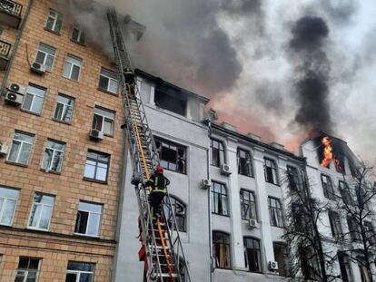 Bomberos trabajan en la extinción del fuego de un edificio en Járkov, este miércoles.