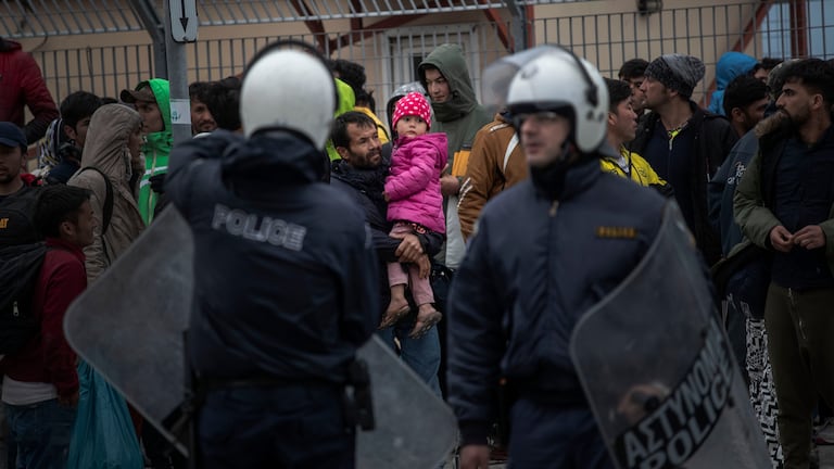 Decenas de migrantes se agolpan ayer en el puerto de Mitilene (Lesbos). ÁLVARO GARCÍA