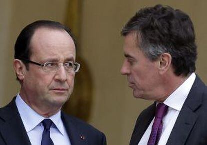 El presidente francés, François Hollande (izq.) charla con Jerome Cahuzac, exministro del Presupuesto, en una foto de archivo.