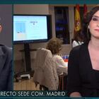 Jorge Javier Vázquez e Isabel Díaz Ayuso, con el centro de control detrás de ellos.
