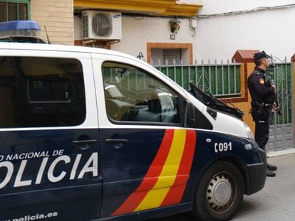 Dos miembros de la Policía Nacional, junto a la vivienda del yihadista sospechoso. En vídeo, detenido en Marruecos un presunto yihadista que quería atentar en la Semana Santa de Sevilla.