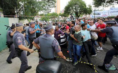 Partidarios de Lula se enfrentan a la Polic&iacute;a durante una protesta frente a la casa del exmandatario. 