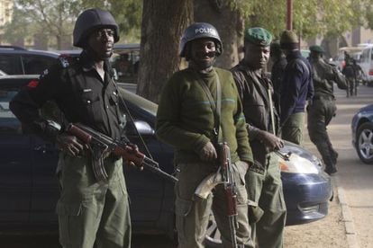 Policías armados vigilan la ciudad de Kano.