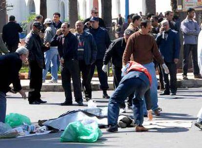 Dos heridos aparecen tendidos en la calle tras el atentado de un terrorista suicida el pasado día 10 en Casablanca.