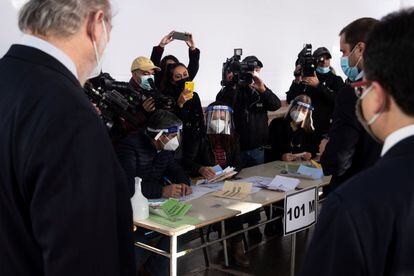 Varios trabajadores del Servicio Electoral de Chile (Servel) participan en una demostración del sistema de votación en uno de los centros que estará habilitado durante el 15 y 16 de mayo.