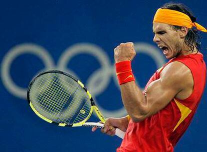 Rafa Nadal celebra un punto en la final olímpica de Pekín.