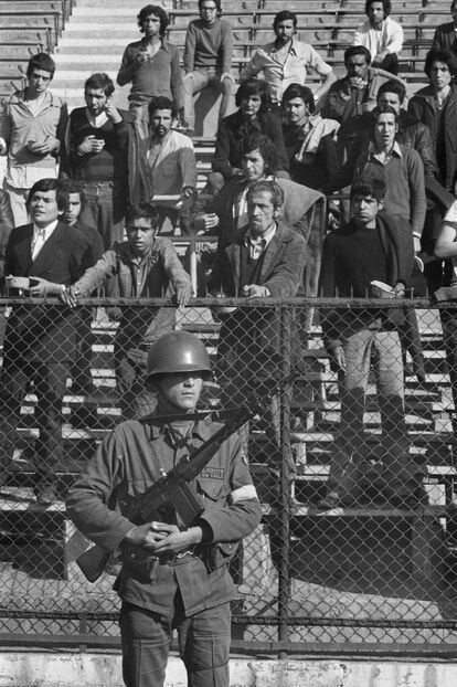 Prisioneros en custodia dentro del Estadio Nacional de Santiago, el 27 de septiembre de 1973. 