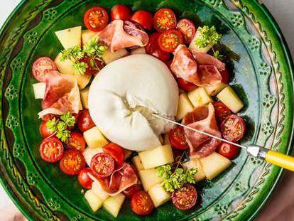 Melón, tomate y burrata: la ensalada que grita "¡verano!"