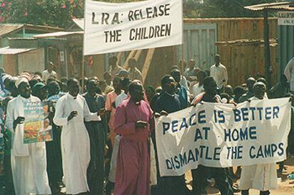 Líderes católicos y anglicanos, en una manifestación por la paz en Gulu.