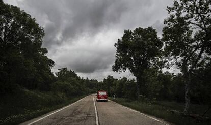 La furgoneta de la Cruz Roja, internándose en la Sierra Norte.