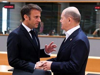 El presidente de Francia, Emmanuel Macron, y el canciller alemán, Olaf Scholz, este viernes en Bruselas, en la reunión del Consejo Europeo.