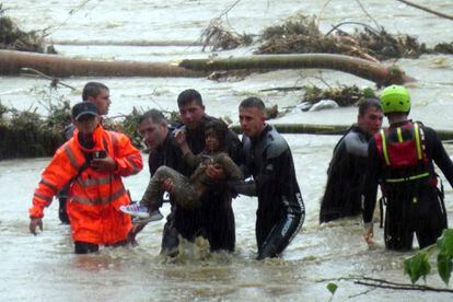 Un equipo de emergencias rescatan a un niña en un cámping en Kirklareli (Turquía), este martes. 
