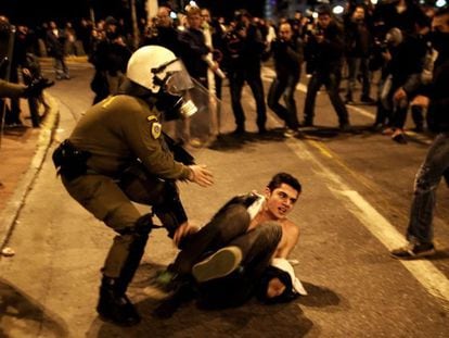 Un agente intenta reducir a un manifestante en uno de los actos de protesta celebrados en Atenas.