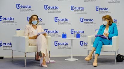 A la izquierda, la portavoz del Partido Popular, Cuca Gamarra. A la derecha, la eurodiputada Soraya Rodríguez en la Universidad Deusto Business School de Madrid este jueves.