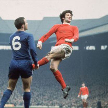 George Best (saltando) en un partido entre el Manchester y el Chelsea en 1968.