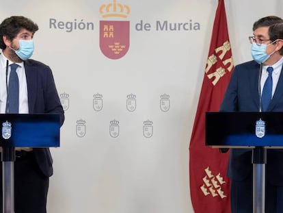 El ex consejero de salud de la Comunidad de Murcia Manuel Villegas, a la derecha, durante un momento de la rueda de prensa que ofreció junto al presidente de la comunidad, Fernando López Miras, para anunciar su dimisión como consejero.