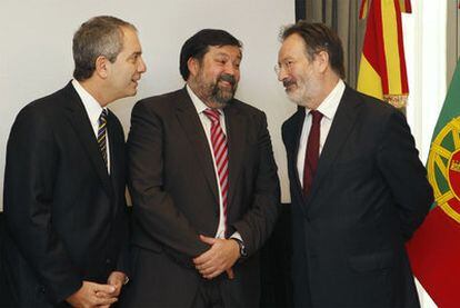 El ministro de Justicia, Francisco Caamaño, entre sus homólogos de Argentina, Julio Alak, y Portugal, Alberto Martins, en una reunión ayer en Buenos Aires.