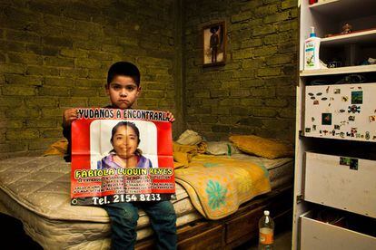 Tadeo, de siete años, en la casa de su padre. Su madre fue secuestrada en 2012 tras acudir a una falsa entrevista de trabajo en el municipio de Ecatepec, estado de México. Según las investigaciones de la familia, ella está siendo explotada sexualmente en Ciudad Juárez.