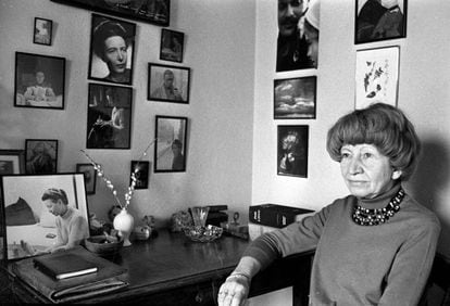 Violette Leduc en París en 1970. En la pared de su escritorio, fotografías de Simone de Beauvoir y Jean-Paul Sartre.