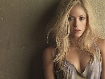Después de 20 años en el negocio de la música, Shakira tiene intención de ser madre pronto con su novio Antonio de la Rúa, eso sí, una vez haya lanzado su próximo disco y terminado la gira. La cantante colombiana no quiere dejar de lado sus compromisos profesionales más inmediatos, pero asegura, en declaraciones a la <i>revista Big Issue</i>, en que le apetece tener "pequeños lobos". Pero de casarse con su pareja, con la que lleva 10 años, ni hablar: afirma que ahora tiene otras prioridades en la vida antes que vestirse de blanco. "Quizá hace 15 años soñaba con llevar un vestido blanco, pero ahora sueño con envejecer al lado de la persona".