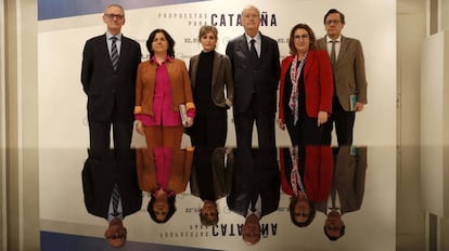 Desde la izquierda, Antón Costas, Lucía Méndez, Máriam Martínez-Bascuñán, Juan José Brugera, Montserrat Domínguez y Fernando Vallespín, ayer en el acto del Círculo de Economía y EL PAÍS en Madrid.