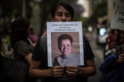 Un manifestante sostiene una foto de la periodista asesinada Miroslava Breach durante una protesta de 2017 en la Ciudad de México.