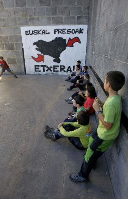 Un grupo de escolares juega a la pelota en el front&oacute;n de Elorrio (Bizkaia).