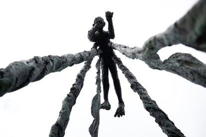 Una escultura de David Breuer-Weil llamada 'Flight' en el centro de Londres (Reino Unido).