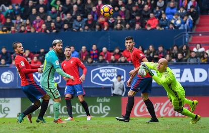 Messi anota el segundo gol del Barcelona.