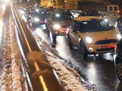 Tráfico intenso en la Ronda del Mig a causa del temporal de nieve y viento que ha afectado la ciudad de Barcelona y prácticamente todo el territorio.
