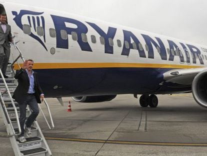 El presidente de Ryanair, Michael O&#039;Leary, baja de un avi&oacute;n.