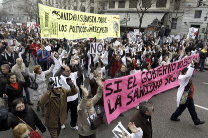 Manifestación en Madrid en defensa de la sanidad pública y en contra de la privatización de la gestión seis hospitales y 27 centros de salud, que el Gobierno regional llevará a cabo este año.