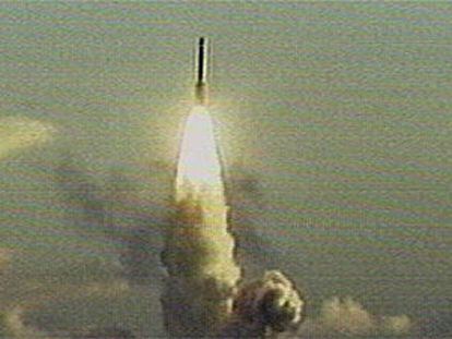 Un cohete 'Delta II' se eleva en Cabo Cañaveral con la sonda espacial 'Dawn' a bordo.
