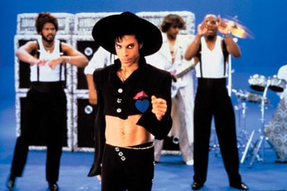 Prince, rey indiscutible del ‘cropped top’ masculino.