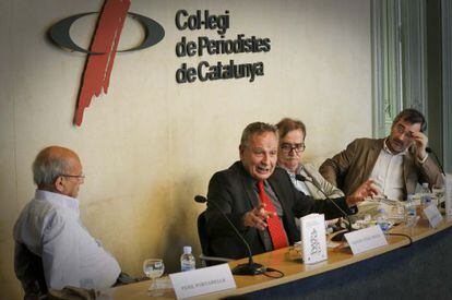 De izquierda a derecha el cineasta Pere Portabella, Xavier Vidal-Folch, Josep María Martí, decano del Colegio de Periodistas y el sociólogo Manuel Cruz.