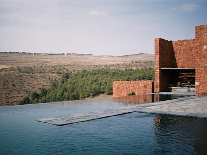 Karl Fournier y Olivier Marty reformaron esta antigua granja bereber situada en la orilla del desierto de Agafay. En esta foto, el comedor del jardín. En la página anterior, a la dcha., chimenea de tierra de uno de los dormitorios de invitados. A la izda., museo Yves saint laurent de marrakech. abajo, terraza de villa e, la vivienda que protagoniza la doble página de apertura.