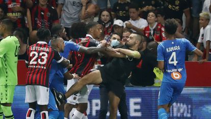 Aficionados del Niza invaden el campo y se enfrentan a los jugadores del Olympique de Marsella.