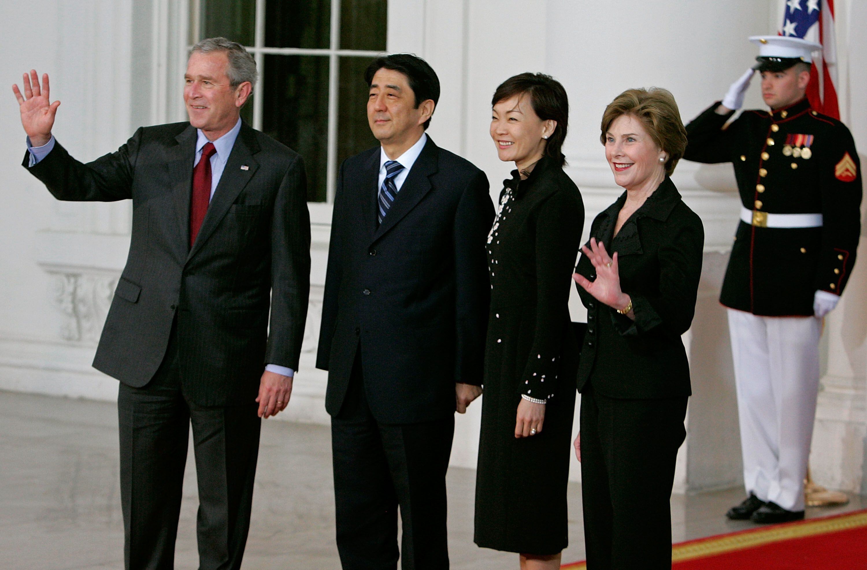 Shinzo y Akie Abe junto a George W. Bush y su esposa Laura en la Casa Blanca en abril de 2007. 