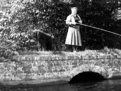 Ilsa Barea-Kulcsar pesca lucios en Hertfordshire (Inglaterra), cerca de 1950. 