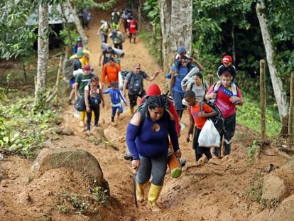 Migrantes suben una montaña con la intención de llegar a Panamá, el 8 de octubre de 2022 en el Tapón del Darién (Colombia).