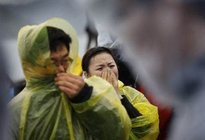 Familiares de los pasajeros desaparecidos en el Sewol esperan en el puerto de Jindo.