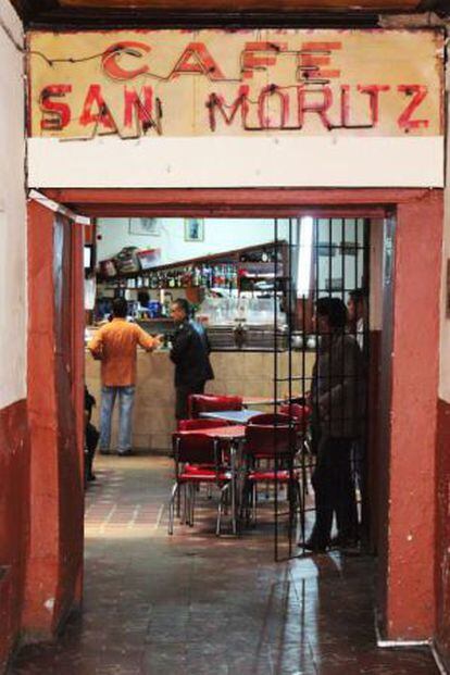 Zaguán de acceso al café San Moritz, en Bogotá.