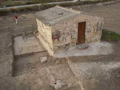 Excavación de un barracón junto a una caseta del horno en una imagen del proyecto arqueológico Campo de Concentración de Albatera.
