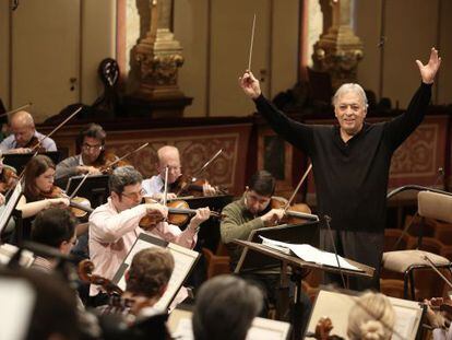 Zubin Mehta dirige un ensayo el 27 de diciembre.