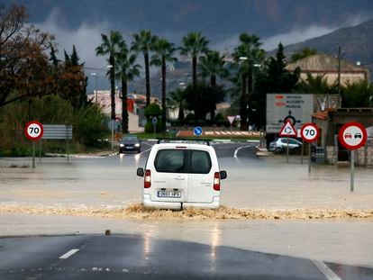 Una furgoneta intenta atravesar una vaguada inundada en una carretera a las afueras de Orihuela (Alicante).