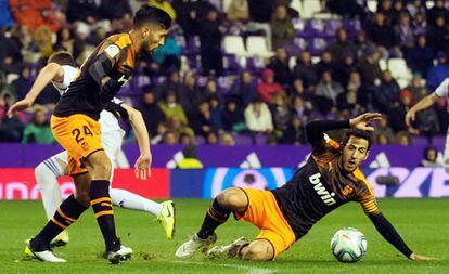 Parejo (d) intenta controlar el balón ante el Valladolid.